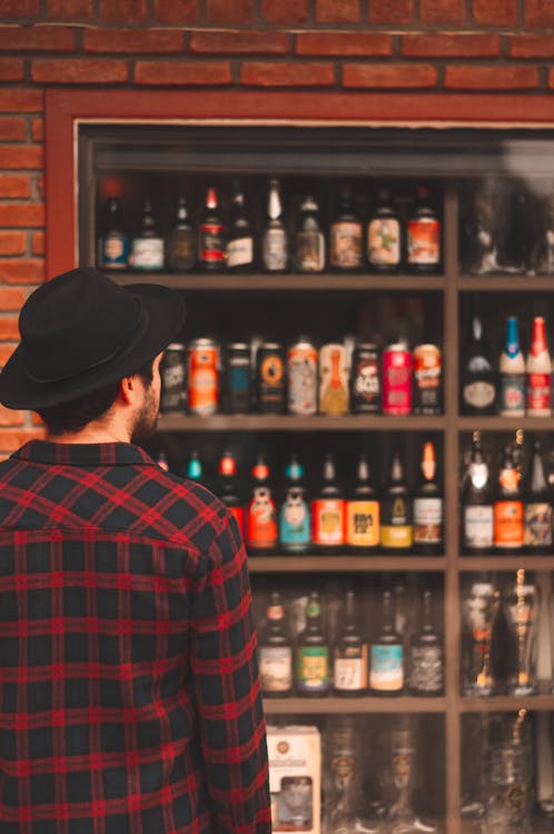 Une cave à vin, avec sa température stable, son environnement sombre et son taux d'humidité contrôlé, peut donc être un choix judicieux pour stocker et préserver vos bières artisanales.